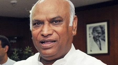 Mallikarjun Kharge Biography, Age, Height, Wife, Net。